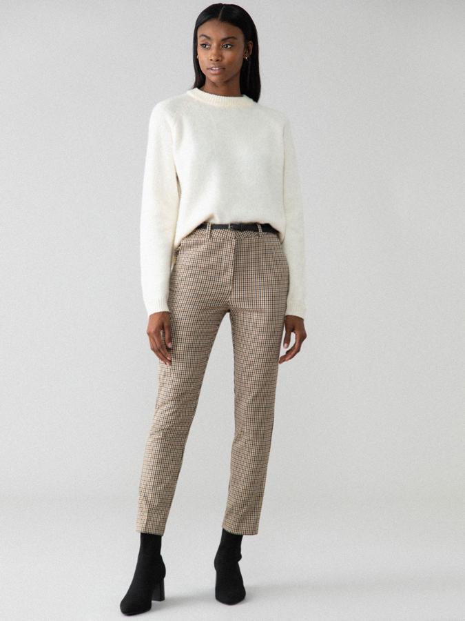 Pantalón de vestir largo crop de Lefties: 15,99 euros. Estampado de cuadros en tono mostaza y gris, disponible en otros cuatro colores más. Desde la talla 36 a la 46.