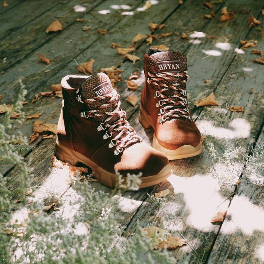 Bota estilo trekking marrón de Bryan Stepwise: 39,95 euros. Suela ultraligera, lengüeta con detalle animal print y disponibles desde el número 36 al 41.