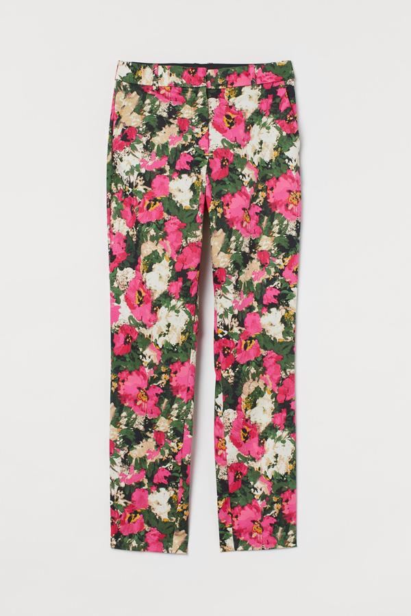 Pantalón de traje estampado floral de H&M: 11,99 euros. Perneras pitillo y cierre con cremallera y corchete. Disponible de la 32 a la 46.