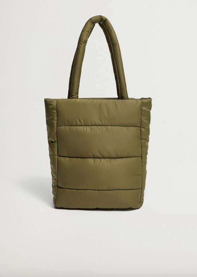 Formato shopper vertical para este bolso de Mango en verde caqui con asas de mano acolchadas y cierre superior de cremallera. Tiene un precio de 39,99 euros.