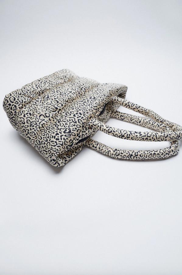 Estampado de leopardo en crudo y negro para el cuerpo de este bolso shopper de Zara con asas de hombro también acolchadas y cierre superior de cremallera. Tiene un precio de 29,95 euros.