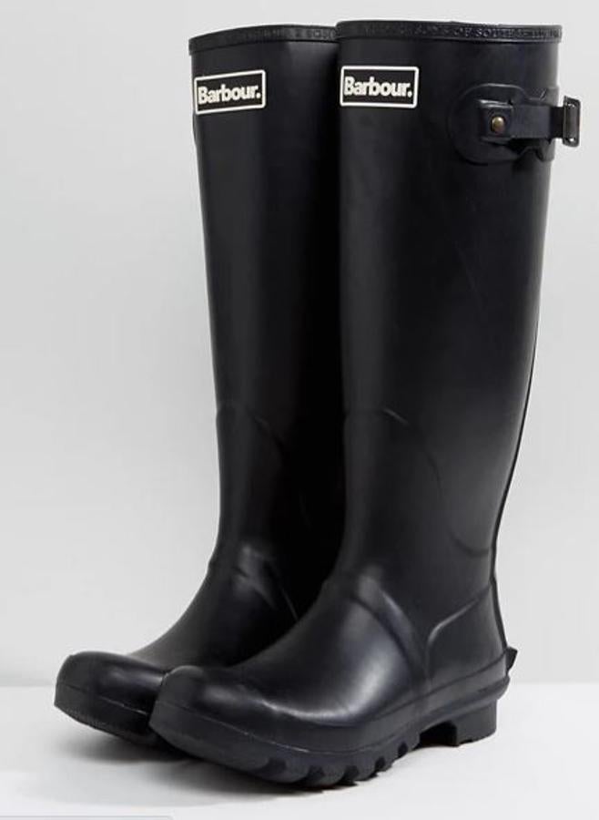 Botas de agua en diseño clásico en color negro , de Barbour (89,99 euros).