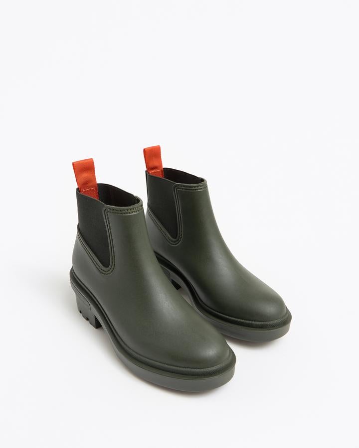 Botines de agua en color caqui tacón bajo, de Bimba y Lola (55 euros).