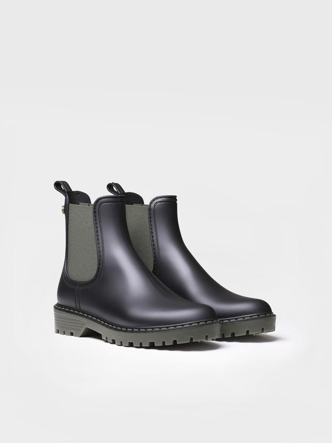 Bota de agua baja en color negro mate y verde caqui, de Toni Pons (39,96 euros).