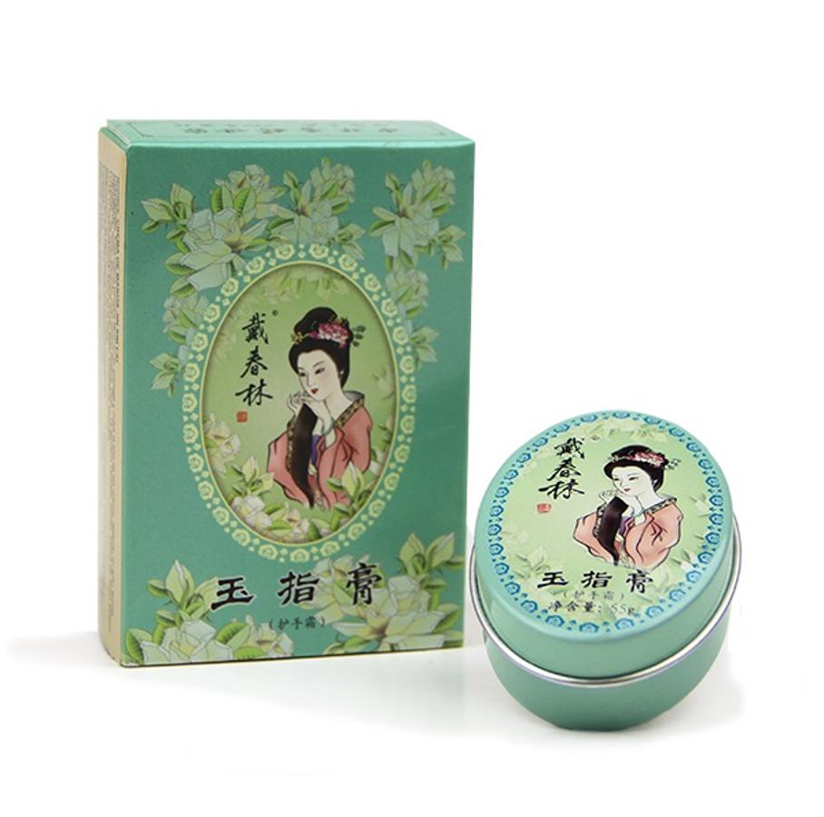 La crema de Manos Vintage de Dai Imperial Cosmetics no contiene parabenos y penetra e hidrata la piel dejando un aroma que bloquea olores como los que dejan algunos geles hidroalcohólicos. Además, al nutrirnos la piel, regula su equilibro, incrementando su elasticidad y protegiéndola (18 euros).