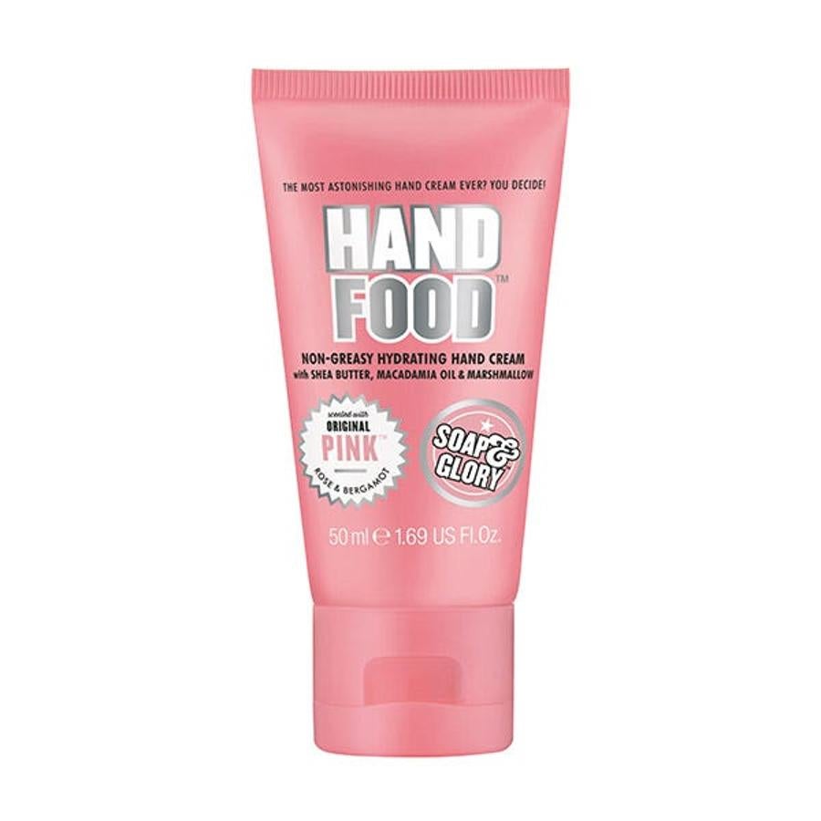 Crema hidratante de manos de Soap&Glory que suaviza, hidrata, acondiciona y nutre sin dejar residuo graso. Está perfumada con la fragancia Original Pink: aroma floral-afrutado con notas de rosa y bergamota y un toque cítrico (3,29 euros).