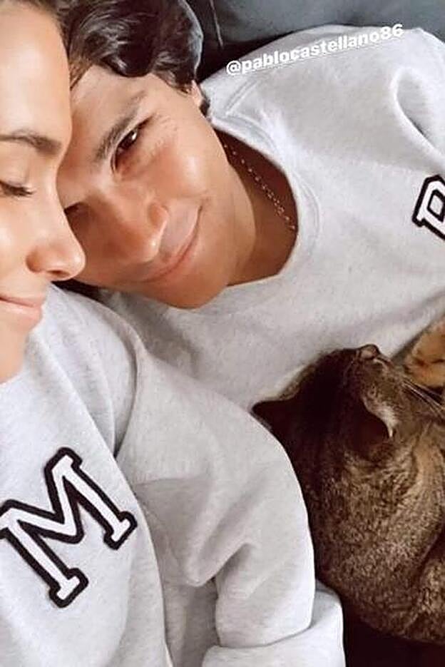 María Pombo y Pablo Castellanos con sudaderas de Anitials.