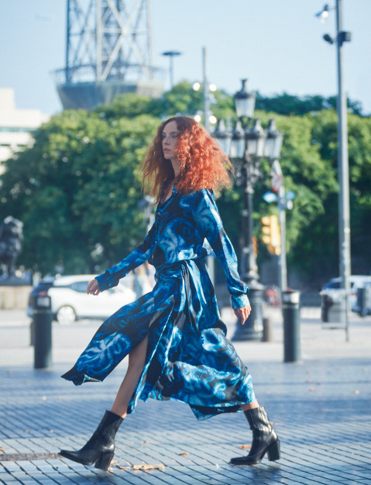 Vestido camisero de Schiaparelli y botas camperas, de Mango.