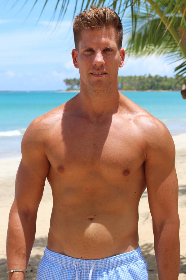 Carlos tiene 34 años y es de Sevilla. El tentador trabaja como empresario. “Soy el rey de la noche en mi ciudad, pero también lo seré en la isla”.