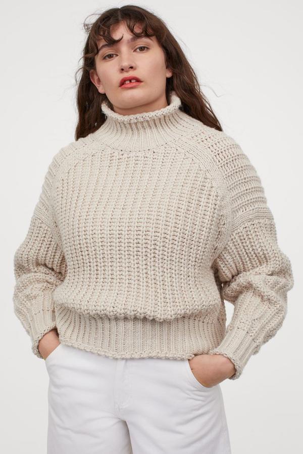 Diseño ligeramente corto para este jersey en punto de canalé con lana en la trama de H&M en color beige. Con cuello alto, hombros caídos y borde enrollado en cuello, puños y bajo, está confeccionado con poliéster reciclado y rebajado, de 24,99 euros ha pasado a costar 12,99 euros, aunque solo queda en la talla M.