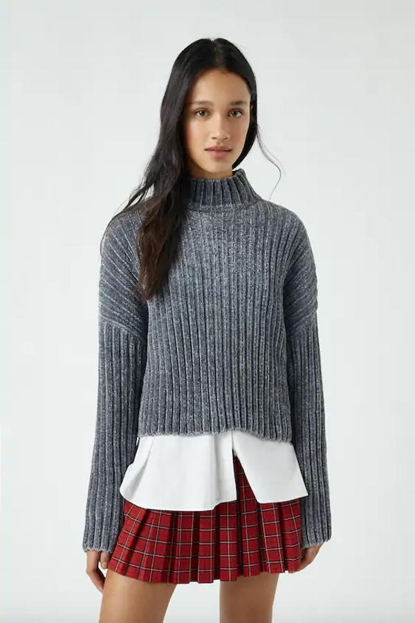 En azul, crudo, rosa y gris, este jersey de Pull&Bear que solo podemos encontrar en la web está confeccionado en tejido de chenilla y diseño de canalé con cuello alto. Disponible entre las tallas XS y XL, está rebajado y de 22,99 euros ha pasado a costar 9,99 euros.