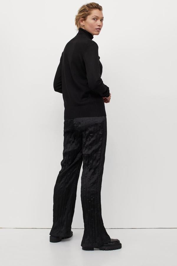 En H&M hemos encontrado este jersey de cuello alto en punto fino suave con cuello alto de canalé y puños y bajo elásticos. Cuesta 14,99 euros y está disponible en las tallas XS, S y M.