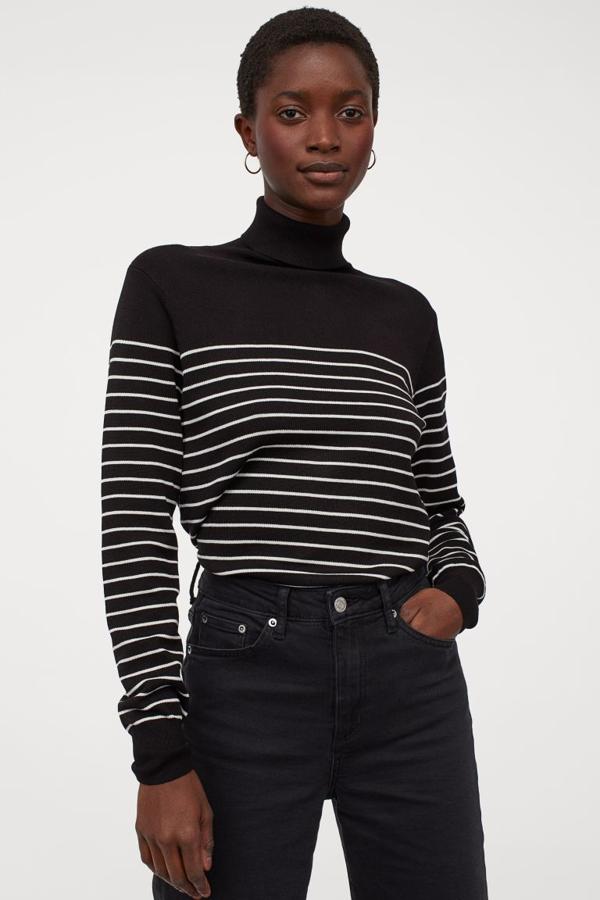 Este jersey en punto fino suave de H&M con cuello alto de canalé y puños elásticos es de color negro con rayas blancas y cuesta 14,99 euros. Podemos encontrarlo en las tallas XS, S y M.