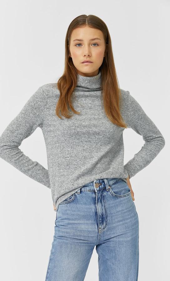 En crudo, rosa empolvado, piedra y gris, este jersey de cuello alto de Stradivarius y mangas largas está rebajado y de 12,99 euros ha pasado a costar 5,99 euros. En todos los colores solo queda en la talla S.