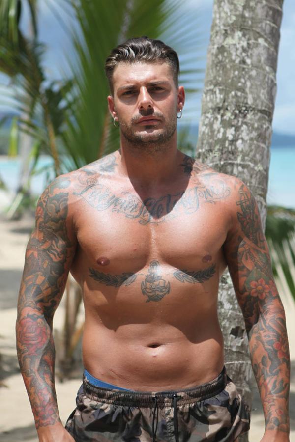 Simone tiene 26 años y es de Milán. El italiano es empresario. “He dejado mi vida en Italia para buscar la cosa más bella del mundo: el amor”.