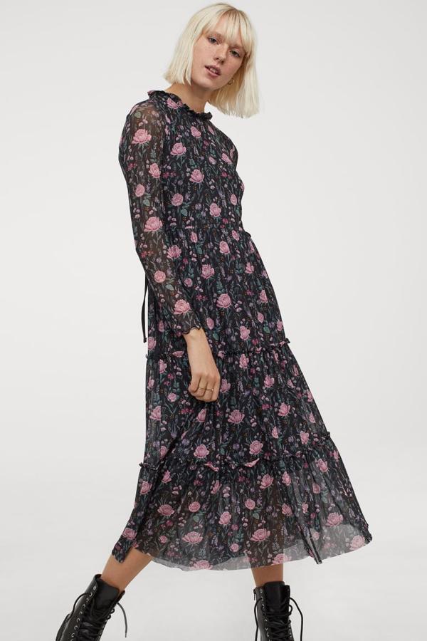 Confeccionado en malla en color negro con estampado floral rosa, este vestido con cuello volante, mangas largas con bordes sobrehilados y falda multicapa con costuras de ribete de volante está rebajado y de 39,99 euros ha pasado a costar 21,99 euros. Podemos encontrarlo únicamente en las tallas XS y S.