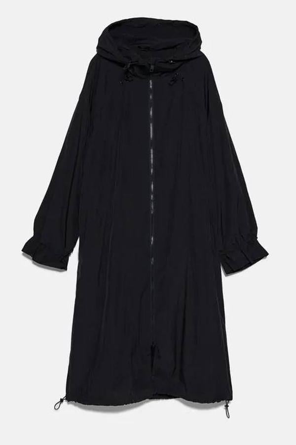 Largo y negro, para una mayor discreción sin mojarte ni un poquito. Su bolsillo en la espalda permite convertirlo en bolsa para transportarlo. Rebajado de 39,95 a 17,99 euros.