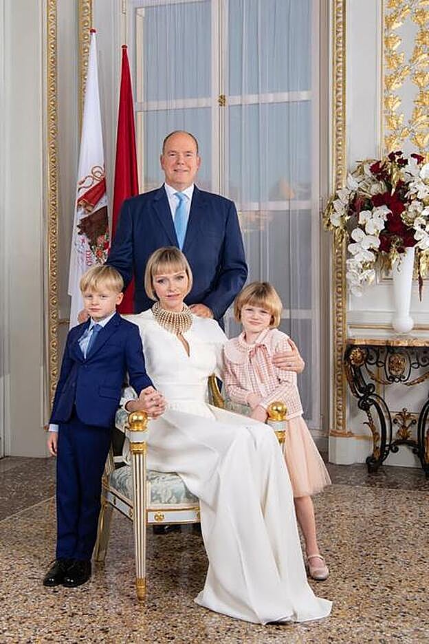 El nuevo retrato oficial de Alberto y Charlene de Mónaco junto a sus hijos.