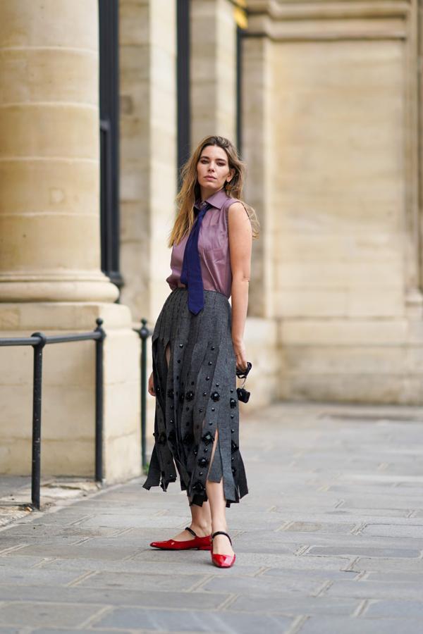 Natalia Verza con un total look de Prada y merceditas de charol rojo.