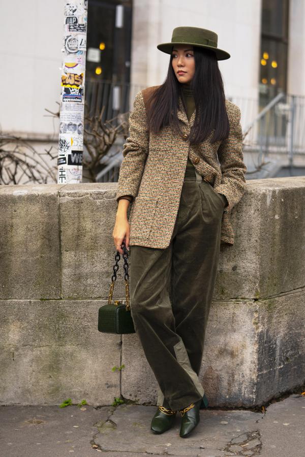¿Puede ser más elegante y sofisticado este look? Con él querríamos que lloviera todos los días en Madrid, en París, en la Campiña o en el fin del mundo.