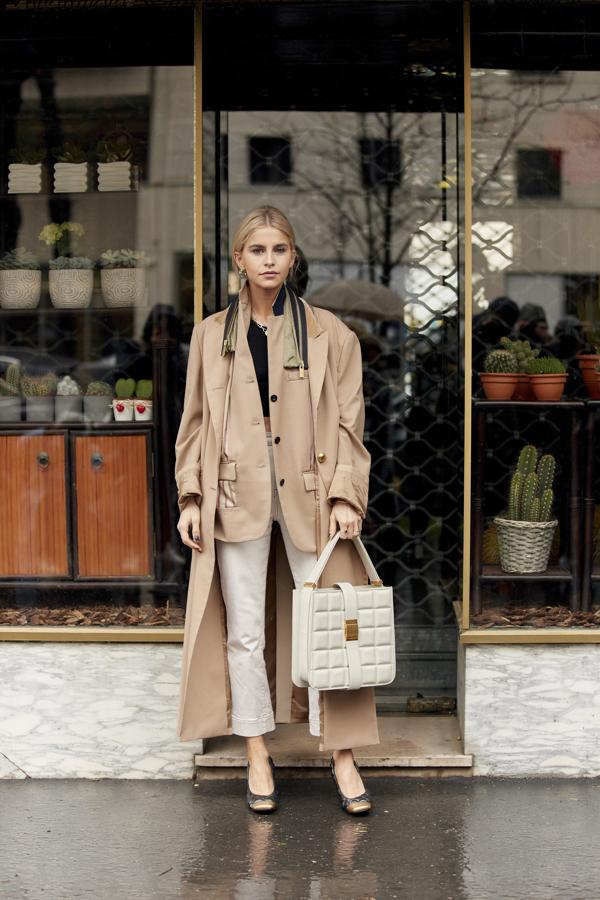 Llámalo gabardina o trench, pero que no falte en tu armario para crear looks tan sencillos y a la vez tan especiales como este en tonos cámel y blanco.
