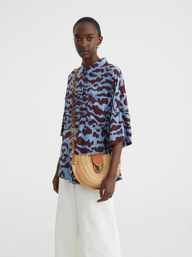 Camisa estampada en marrón y azul. Rebajada de 25,99 a 17,99 euros.