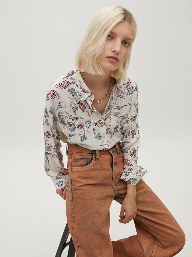 Camisa estampada de colores. Rebajada de 29,99 a 19,99 euros.