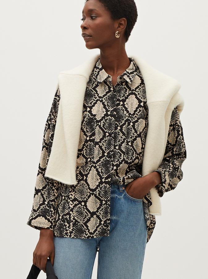 Camisa de estampado de piel de serpiente. Rebajada de 29,99 a 19,99 euros.