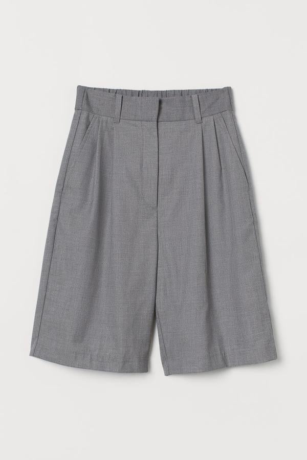 Bermudas largas con pinzas en color gris claro de la nueva colección de H&M (29,99 euros)