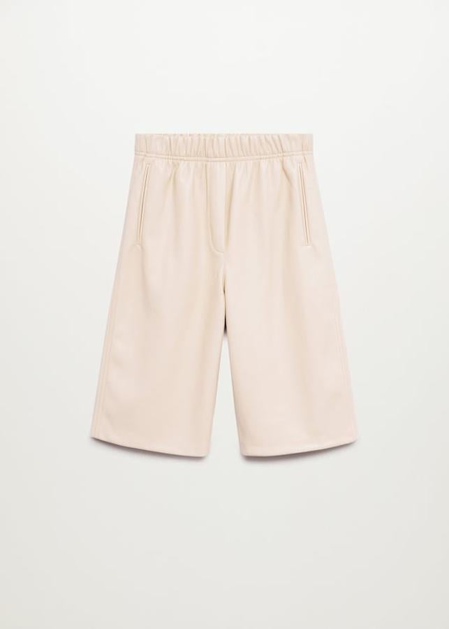 Bermudas largas con efecto piel en color blanco roto de la nueva temporada de Mango (29,99 euros)