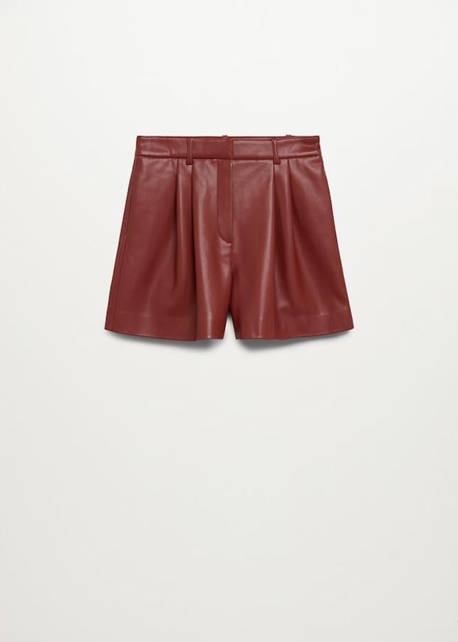 Bermudas con pinzas y efecto piel en color burdeos de la nueva colección de Mango (29,99 euros)