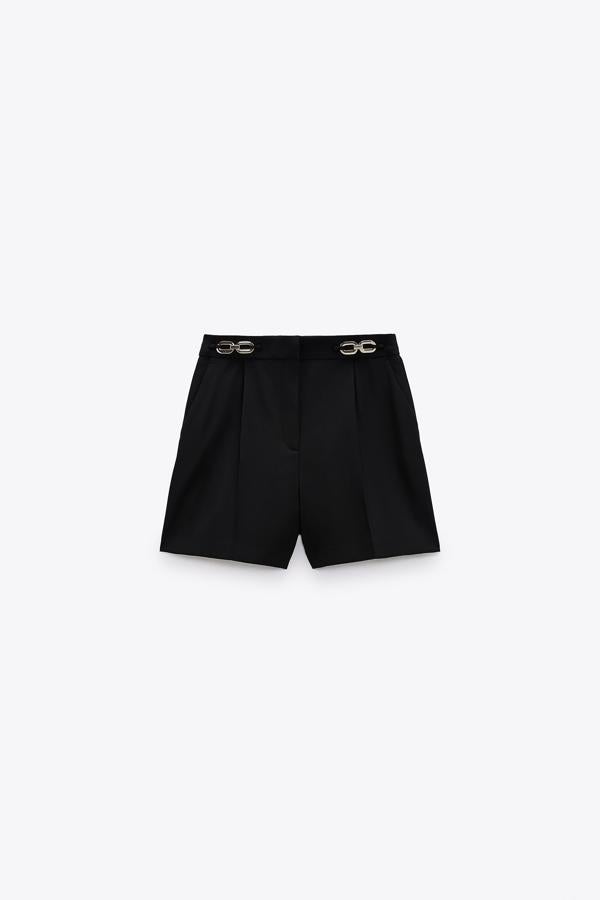 Bermudas cortas de color negro con cadena dorada de la nueva colección de Zara (25,99 euros)