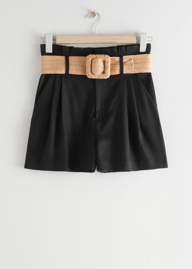 Bermudas de color negro con cinturón de rafia de la nueva colección de & Other Stories (69,99 euros)