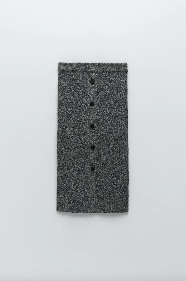 Esta falda de punto de Zara en gris vigoré viene con cierre frontal de botones y cintura elástica. Podemos encontrarla en las tallas S y M por 29,95 euros.