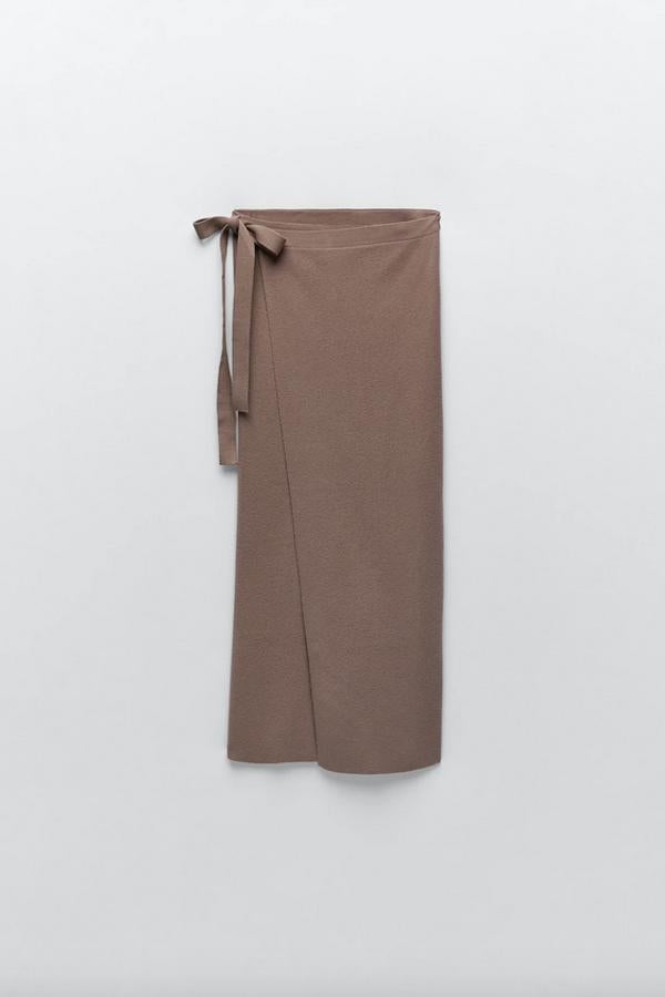 Diseño midi para esta falda de tiro alto en rosa palisandro con cintura ajustable con cordón en el mismo tejido. Cuesta 25,95 euros y está disponible entre las tallas S y XL.