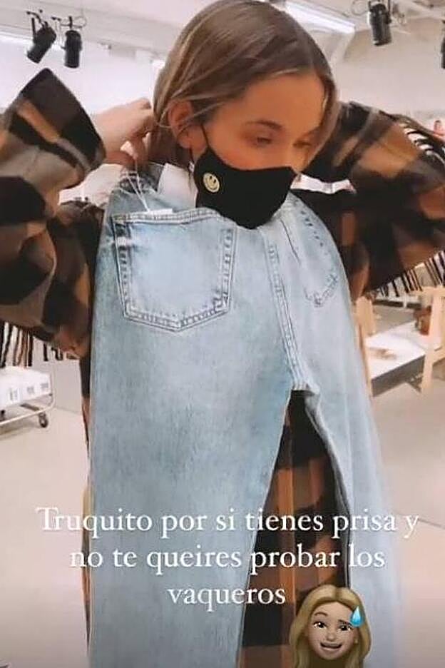 María Pombo mientras enseña como saber si la talla de un pantalon es correcta sin tener que probárselo..