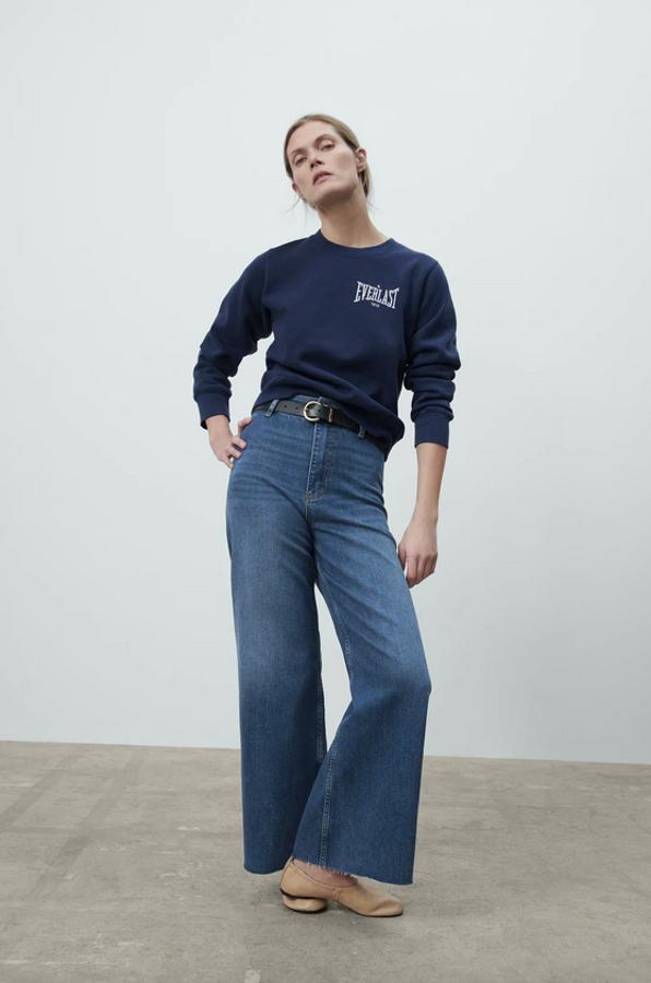 En azul medio, con bolsillos de plastrón traseros, bajo acabado sin costura y tiro alto, estos vaqueros tienen un precio de 29,95 euros y están disponibles entre las tallas 34 y 44.