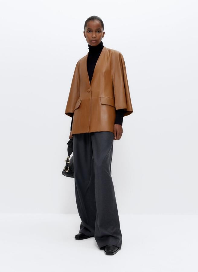 Capa de piel con manga raglám, de las rebajas de Uterqüe (159 €).