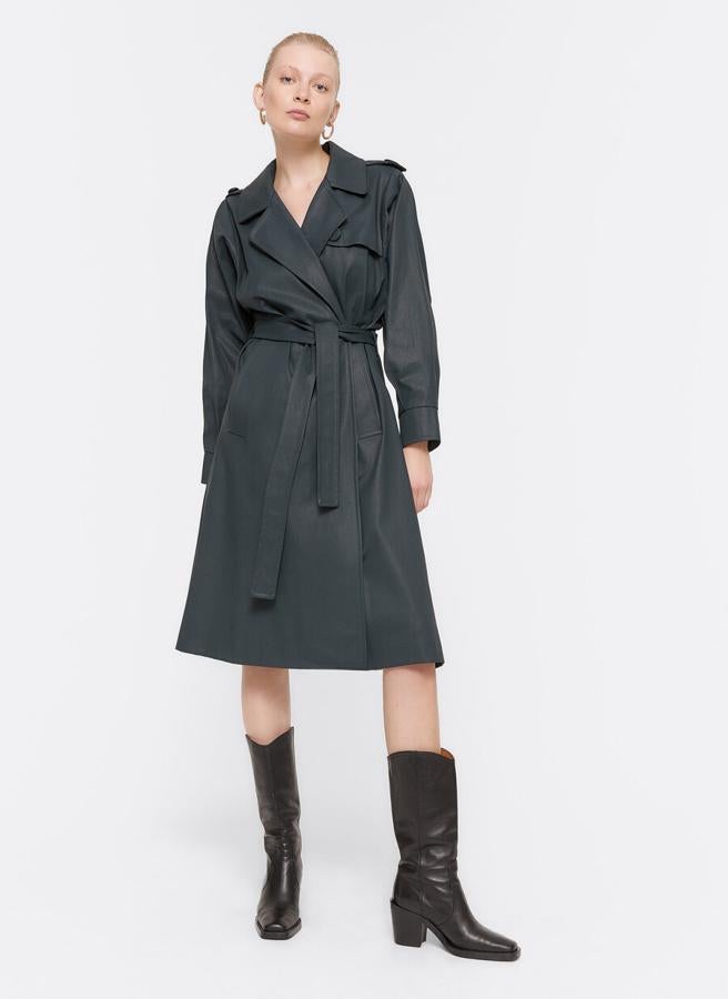 Gabardina encerada, de las rebajas de Uterqüe (119 €).
