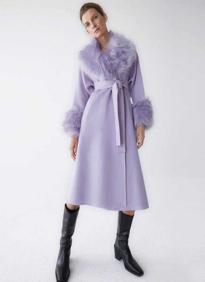 Abrigo de lana malva con cuello y puños de pelo extraíbles, de las rebajas de Uterqüe (149 €).