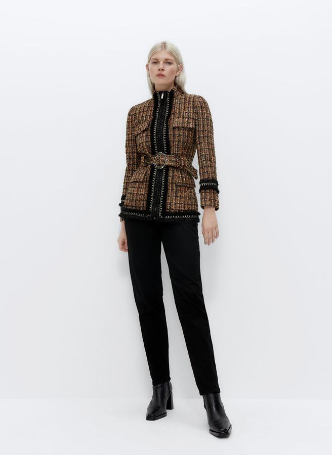 Chaqueta sahariana de tweed con cinturón a juego, de las rebajas de Uterqüe (119 €).