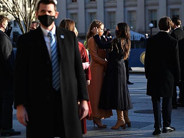 Finnegan Biden, en la imagen con abrigo largo color camel.