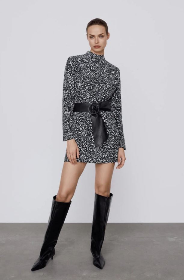 Otro básico infalible: mini vestido de topos de cuello perkins (rebajado a 9.99 euros en Zara) y botas altas.