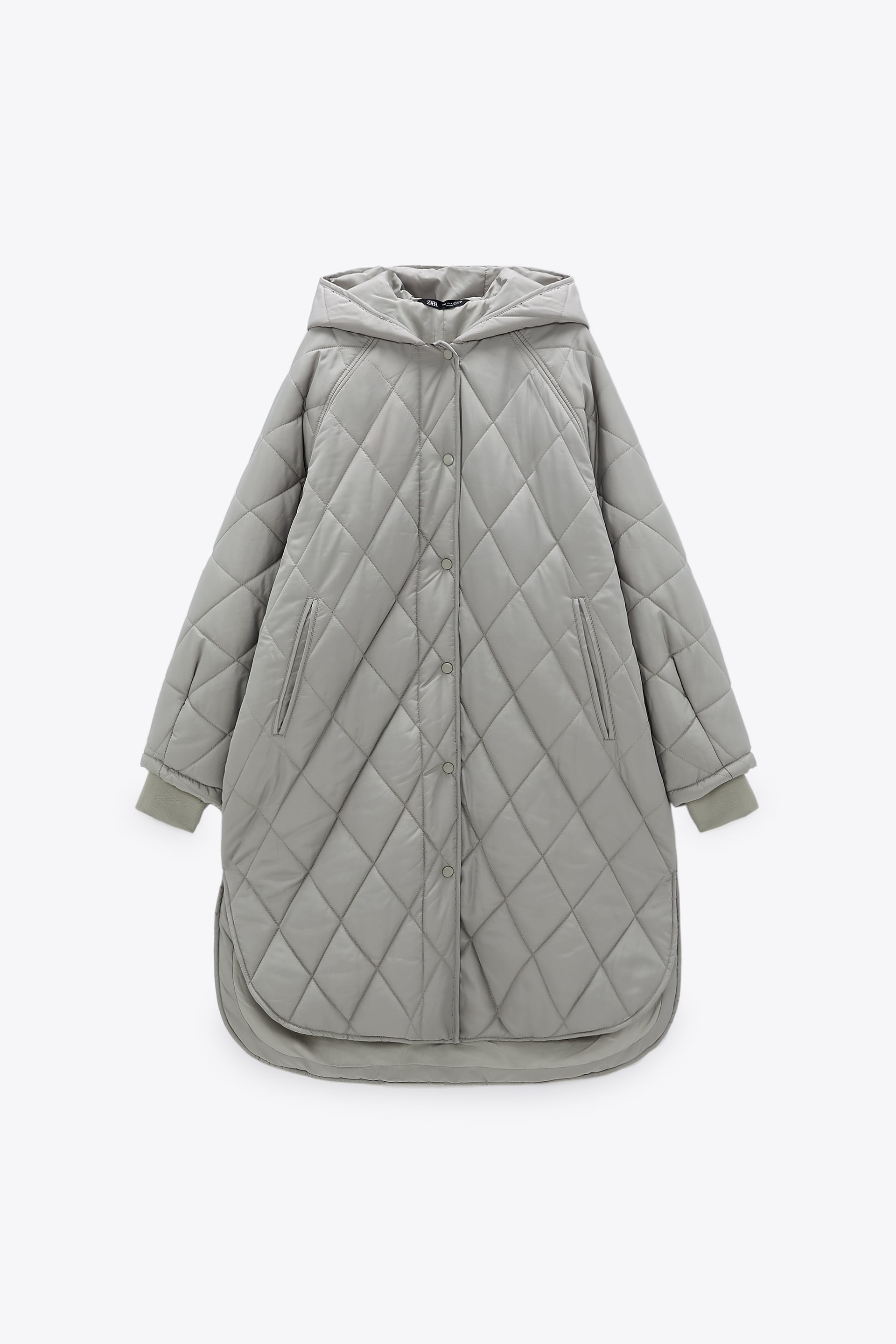 Abrigo largo acolchado en color gris y corte oversize de la nueva colección de Zara (49,99 euros)