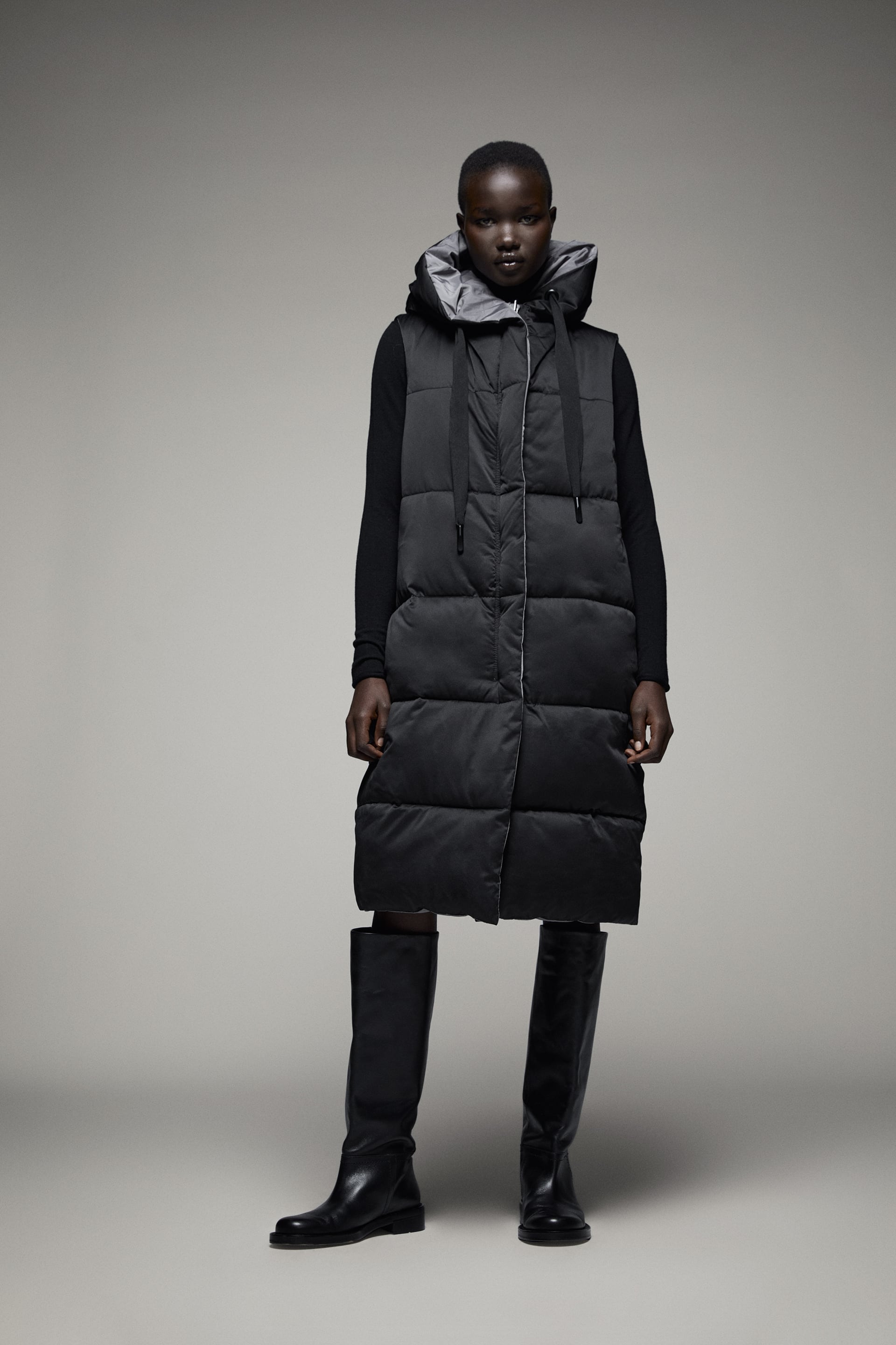 Chaleco acolchado con capucha en color negro y gris de la nueva colección de Zara (39,99 euros)