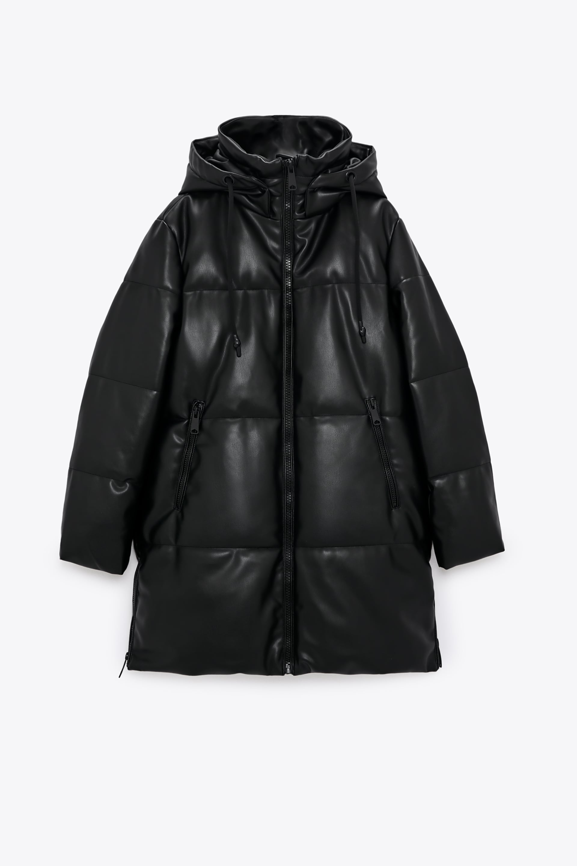 Abrigo largo acolchado con efecto piel de color negro de la nueva colección de Zara (79,99 euros)