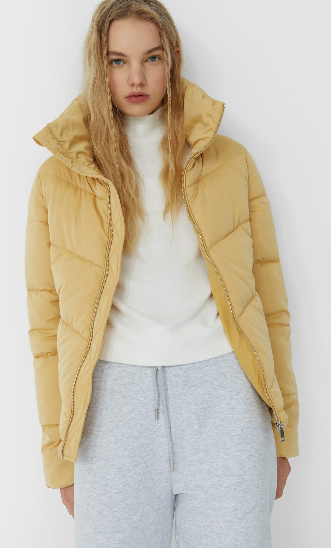 Abrigo acolchado color mostaza de la nueva colección de Stradivarius (29,99 euros)