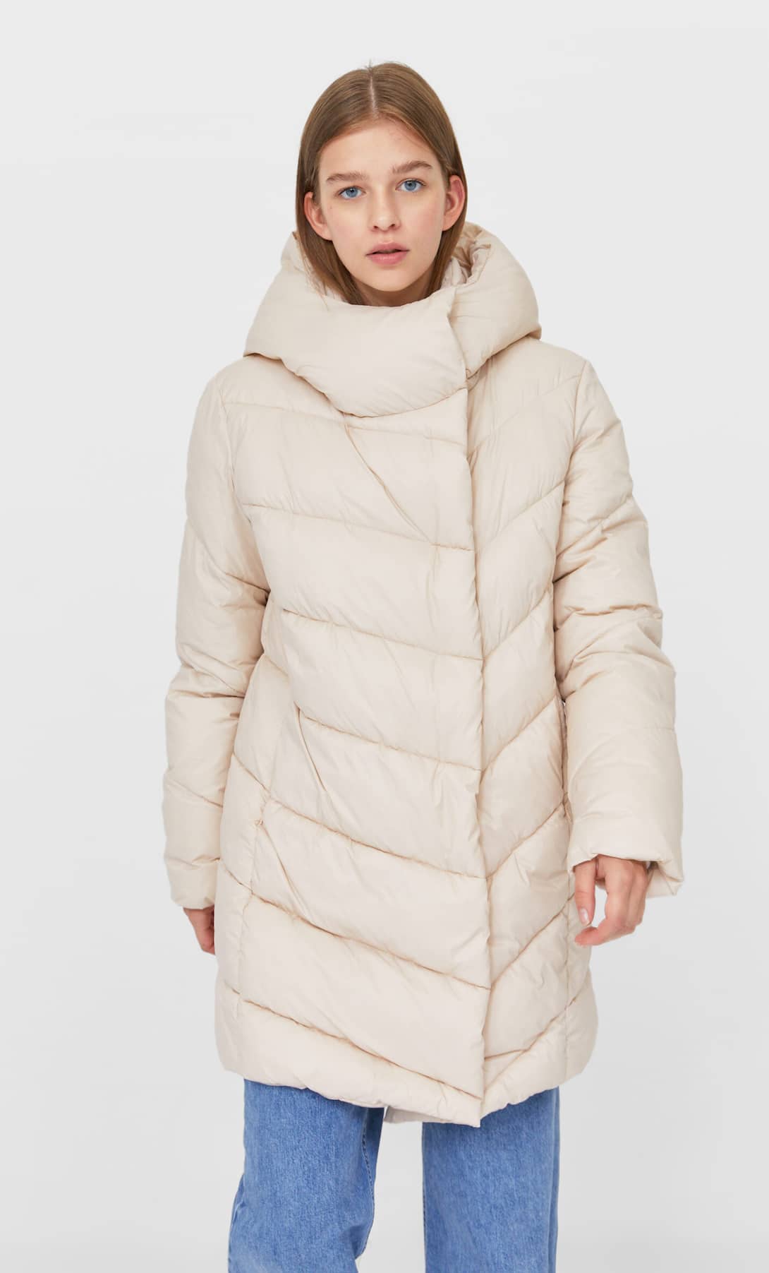 Abrigo largo acolchado en color blanco de la nueva colección de Stradivarius (59,99 euros)