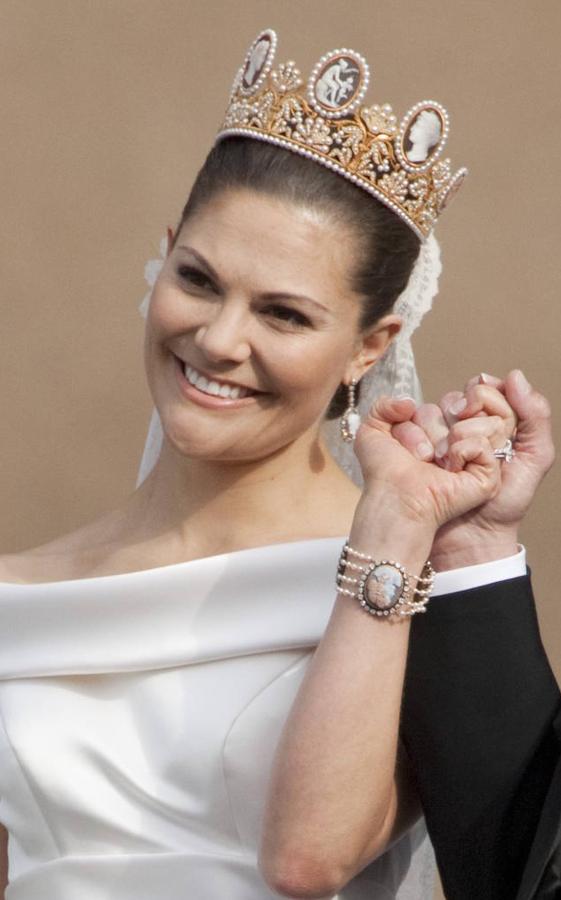 La llevó en su boda la princesa Victoria de Suecia. Perteneció a la emperatriz Josefina, que la recibió como regalo de Napoleón. Está formada por una estructura de oro rojo y siete camafeos engarzados en los que están tallados detalles mitológicos griegos.