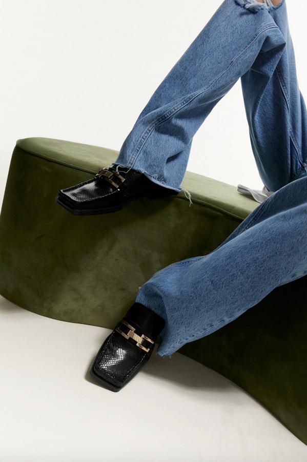 Con corte de piel en estampado animal, estos mocasines negros de Zara con cadena dorada en el empeine y acabados en punta cuadrada tienen un precio de 69,95 euros y están disponibles entre los números 35 y 42.